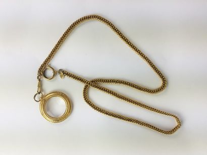 CHANEL Long SAUTOIR en chaîne en métal doré orné d’une loupe ronde. 42 cm (longueur),...