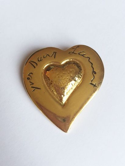 Yves Saint LAURENT BROCHE en forme de coeur en métal doré. Etat neuf.