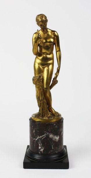 null D'après L'ANTIQUE Diane Chasseresse Bronze doré sur un socle en marbre porphyre...