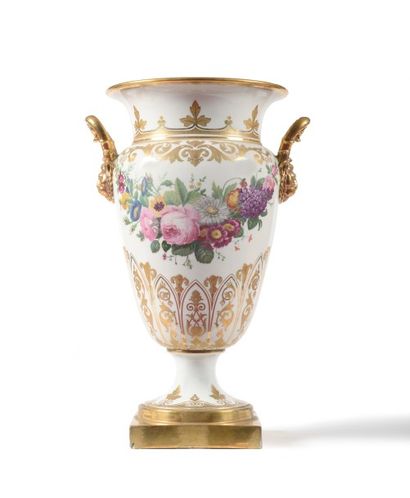null HONORE A PARIS Grand vase balustre sur piédouche en porcelaine de Paris polychrome...