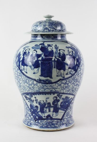 null CHINE Potiche couverte de forme balustre en porcelaine bleu blanc à décor émaillé...