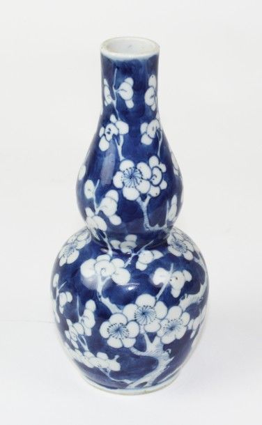 null CHINE Vase de forme gourde en porcelaine émaillée bleu et blanc à décor de cerisiers...