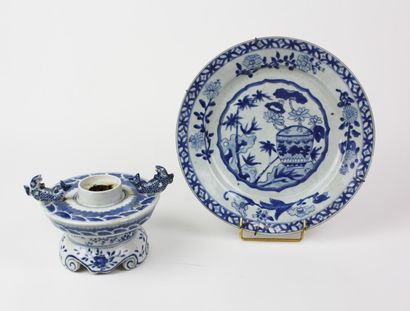null CHINE Assiette en porcelaine bleu et blanc à décor de bouquets fleuris. XVIIIe...