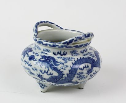 CHINE Cache-pot en porcelaine bleu et blanc...