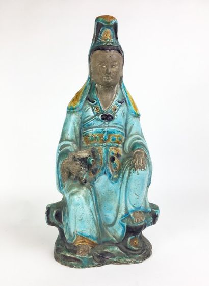 CHINE Qwanyn en céramique turquoise. Epoque Ming Haut : 41,5 cm (accident à la main...