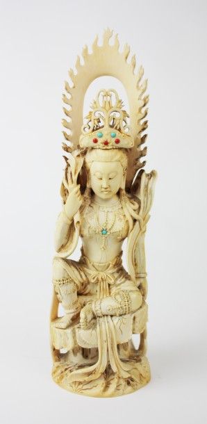  CHINE Sujet en ivoire sculpté représentant une déesse. XXème siècle Haut : 31 c...
