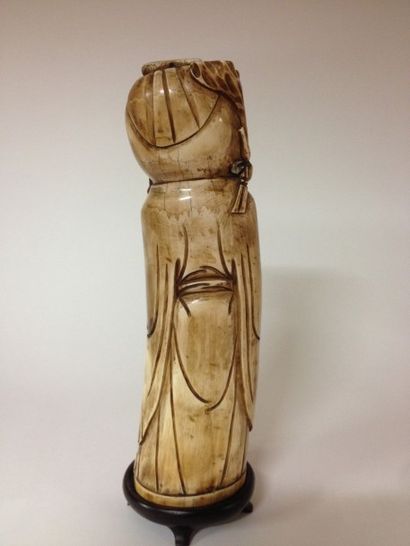  CHINE Sculpture en ivoire représentant un sage. Haut : 30 cm (léger manque)