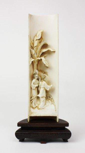  CHINE Plaque en ivoire sculpté de personnages. XXème siècle Haut : 20 cm