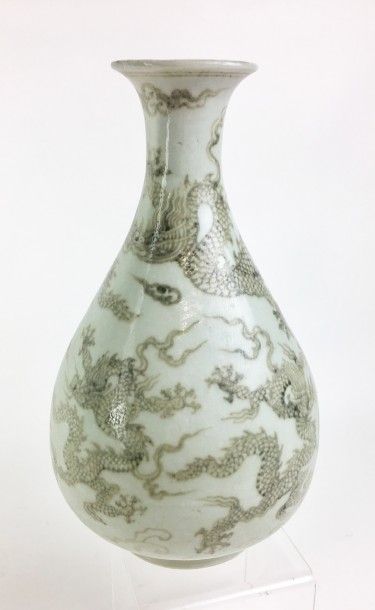  CHINE
Vase bouteille en porcelaine émaillée blanc et marron, à décor de dragons
Style...