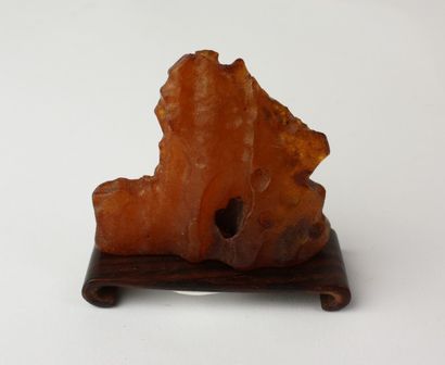  CHINE Petit rocher en ambre sur un socle. XIXe siècle Haut : 5,5 cm