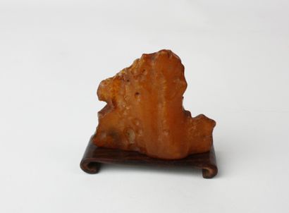 null CHINE Petit rocher en ambre sur un socle. XIXe siècle Haut : 5,5 cm