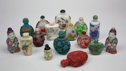 null CHINE Collection de 16 tabatières en ivoire, verre gravé, pierre dure, laque,...
