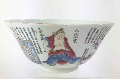  CHINE Bol en porcelaine de famille Rose à décor des personnages et des calligraphies...