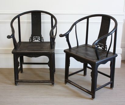  CHINE Paire de fauteuils en bois noirci à dossier gondole ajouré reposant sur quatre...