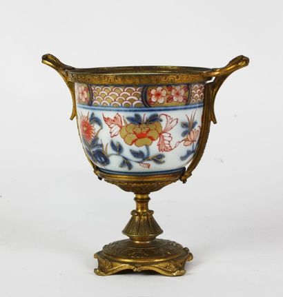  JAPON Coupe en porcelaine Imari, monture en bronze doré XVIIIème siècle pour la...