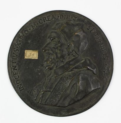 null PLAQUE CIRCULAIRE en bronze patiné représentant le profil du pape Innocent X....