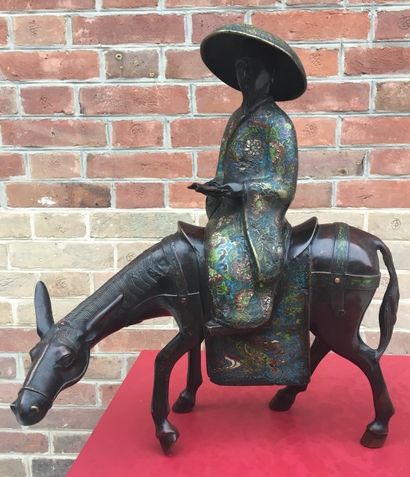  JAPON Le Sage Toba sur sa mule en bronze patiné et émaux champlevés polychromes....