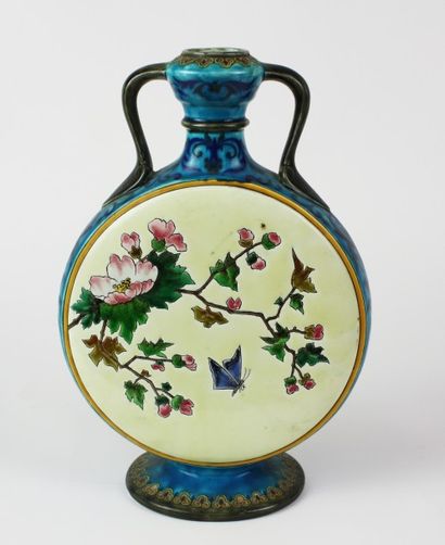 null Jules VIEILLARD (1813-1868) Vase de forme gourde en faïence sur piédouche, le...