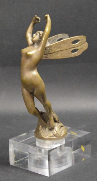 null "Libellule"

Mascotte signée Badière. Bronze argenté.
H: 17 cm.