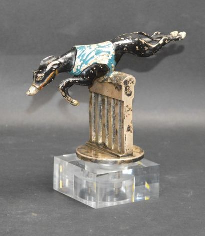 null " Greyhound vaulting a hurdle"

Mascotte non signée. Bronze argenté, chien peint...