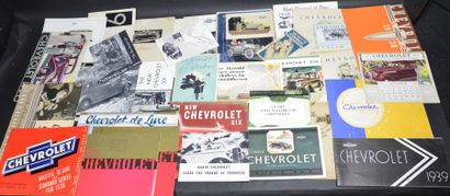  "Chevrolet de 1918 à 1942" 23 Catalogues dont un en couleurs sur les carrosseries...