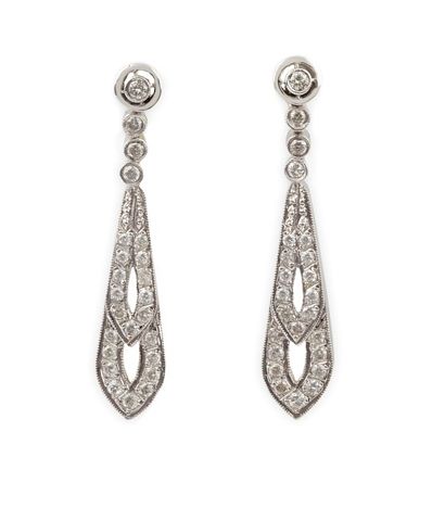 null PAIRE DE BOUCLES D'OREILLES en or gris, la monture sertie d'un diamant de taille...