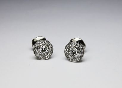 null BOUCHERON PAIRE DE BOUCLES D'OREILLES en or gris, de la collection "Ava" serties...