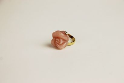 null BAGUE en or jaune, ornée d'une pink opale stylisant une rose gravée, la monture...
