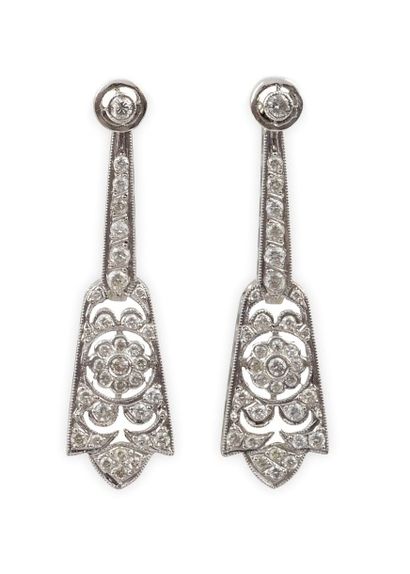 null PAIRE DE BOUCLES D'OREILLES en or gris, la monture ajourée, rigide et articulée...