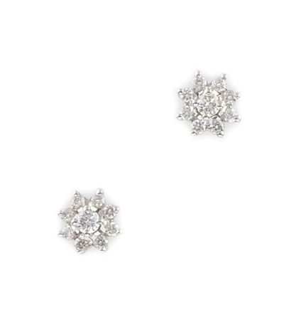 null PAIRE DE BOUCLES D'OREILLES en or gris, la monture sertie de diamants de taille...