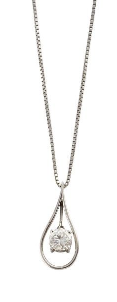 null PENDENTIF et sa chaine en or gris, retenant en son centre un diamant de taille...