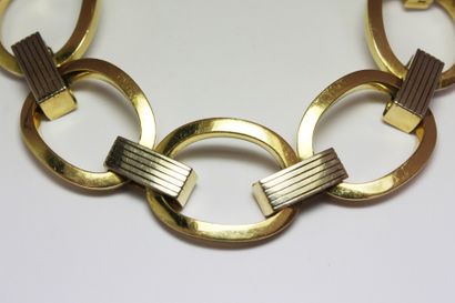 null BRACELET en or jaune, composé de cinq importants anneaux ajourés, reliés par...