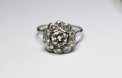 null BAGUE en platine, ornée d'un diamant de taille brillant moderne en serti clos...