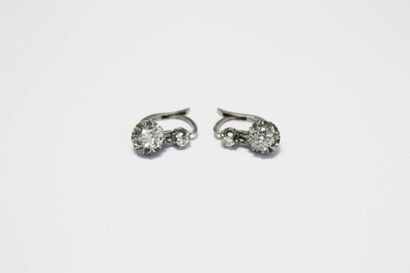 null PAIRE DE BOUCLES D'OREILLES en or gris, ornées de deux diamants montés sur griffes....