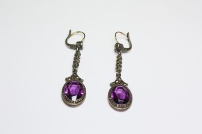 null PAIRE DE BOUCLES D'OREILLES en or gris et argent sertie d'une succession de...