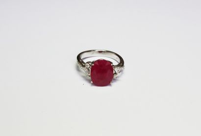 null BAGUE en or gris, la monture ajourée retenant un rubis de taille ovale de 3,39...