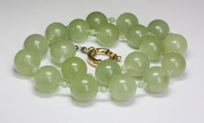 null COLLIER en jade, retenant une alternance d'importantes perles de jade rondes...
