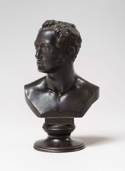 null Ecole française du XIXème siècle «Buste d’homme illustre à l’antique» sur piédouche...