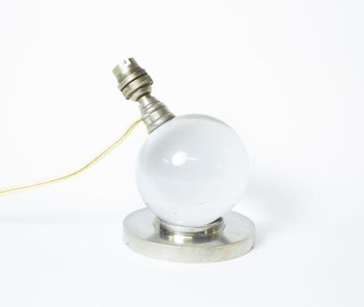 null JACQUES ADNET (1900-1984) et BACCARAT Lampe de table moderniste sphère de cristal...