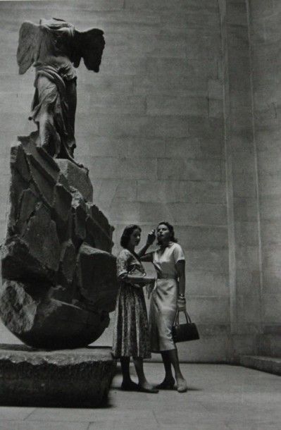 null CLAUDE AZOULAY (Né en 1934) Ingrid Bergman et sa fille Pia Lintrom, au Louvre,...
