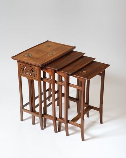 null LOUIS MAJORELLE (1859-1926) Suite de quatre tables gigognes en acajou naturel,...