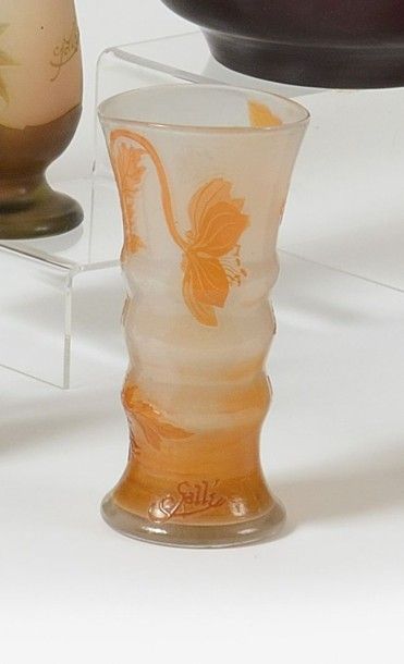 null ETABLISSEMENTS GALLE Vase à renflements blanc et orange H. : 15 cm Signé