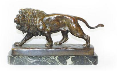 null LOUIS VIDAL (1931-1892) Lion marchant Bronze patiné Signé sur la terrasse H...