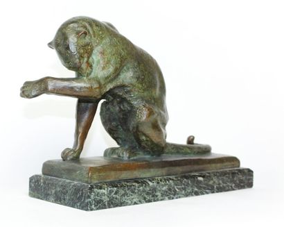 null MAURICE OSTRZESZ DE LYSNIEWSKI (1884-?) Panthère assise Bronze patiné Signée...