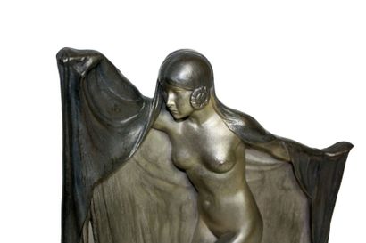 null ARMAND LEMO Danseuse nue à la draperie Bronze argenté Signée Socle en marbre...