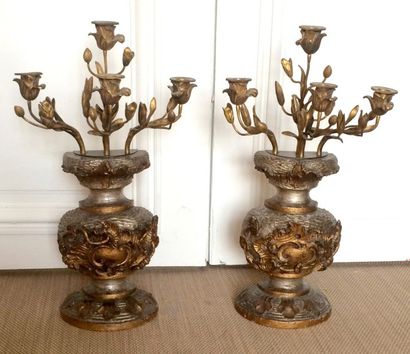 null PAIRE DE CANDELABRES à quatre bras de lumières feuillagés supportés par des...