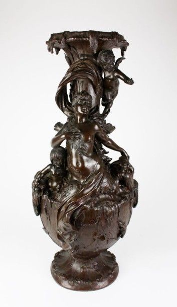 null Alois MAYER (1855-1939) Vase en métal patiné imitant le bronze, repoussé et...
