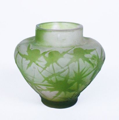 GALLE Vase de forme pansue en verre gravé...