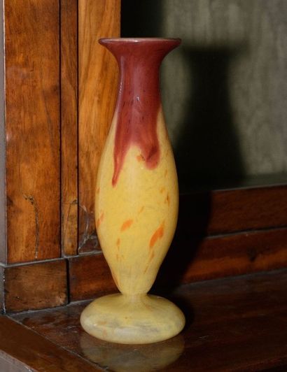 SCHNEIDER Vase fuselé en verre soufflé teinté...