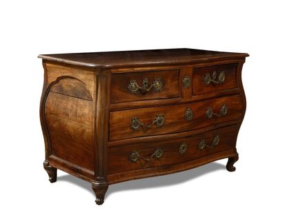 null COMMODE de forme tombeau en acajou mouluré ouvrant par quatre tiroirs sur trois...